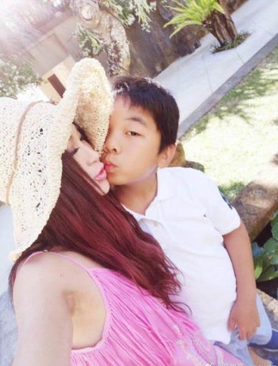 温碧霞与养子合照 母子二人关系亲密养子酷似老公 温碧霞与养子合照 母子二人关系亲密养子酷似老公