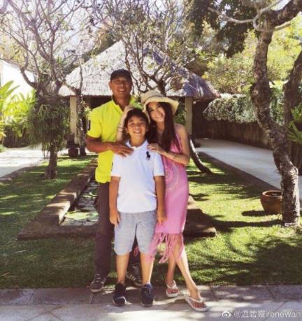 温碧霞与养子合照 母子二人关系亲密养子酷似老公 温碧霞与养子合照 母子二人关系亲密养子酷似老公