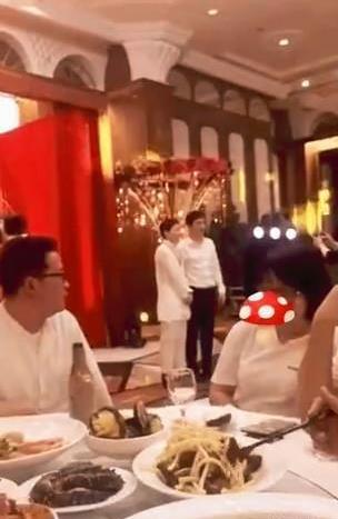 王思聪遭大妈合影 王思聪从霸道总裁变身为乖乖男