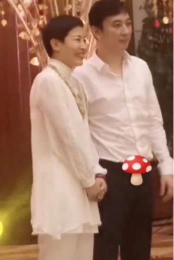 王思聪遭大妈合影 王思聪从霸道总裁变身为乖乖男