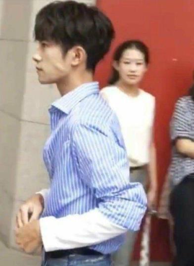 易烊千玺熊猫手怎么回事 易烊千玺军训照曝光 易烊千玺熊猫手怎么回事 易烊千玺军训照曝光