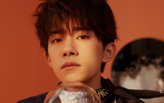 易烊千玺熊猫手怎么回事 易烊千玺军训照曝光 易烊千玺熊猫手怎么回事 易烊千玺军训照曝光