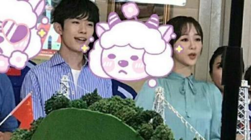 易烊千玺熊猫手怎么回事 易烊千玺军训照曝光 易烊千玺熊猫手怎么回事 易烊千玺军训照曝光