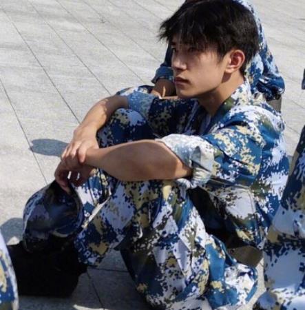 易烊千玺熊猫手怎么回事 易烊千玺军训照曝光 易烊千玺熊猫手怎么回事 易烊千玺军训照曝光
