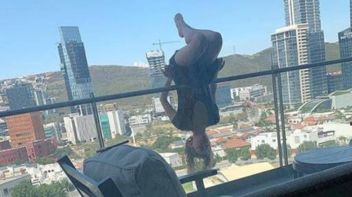 抓阳台栏杆练瑜伽 墨西哥女网红坠楼具体情况曝光