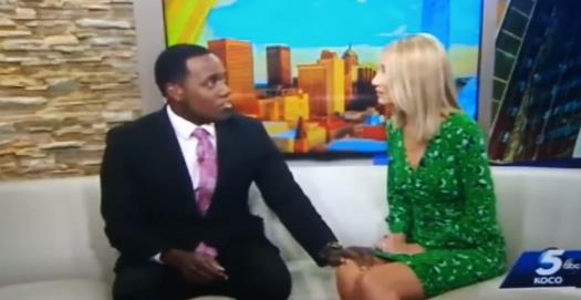 主播称同事像猩猩详情曝光 被网友骂后哭着道歉 主播称同事像猩猩详情曝光 被网友骂后哭着道歉