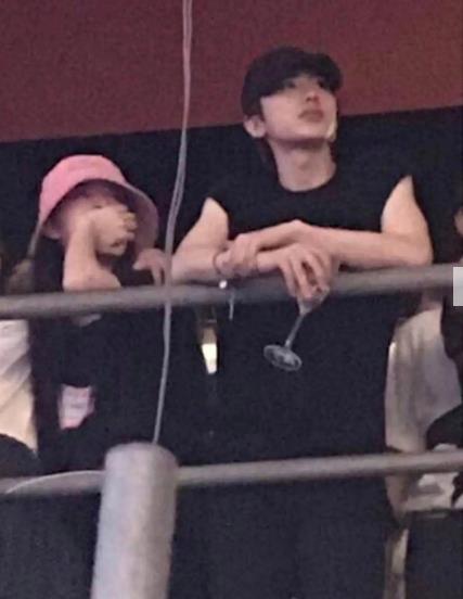 蔡徐坤欧阳娜娜现身张杰演唱会 穿情侣装疑似恋爱 蔡徐坤欧阳娜娜现身张杰演唱会 穿情侣装疑似恋爱