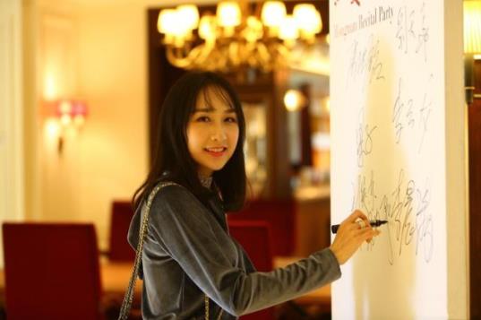 雷佳音妻子为其庆生 曼妙身姿吸人眼球 雷佳音妻子为其庆生 曼妙身姿吸人眼球