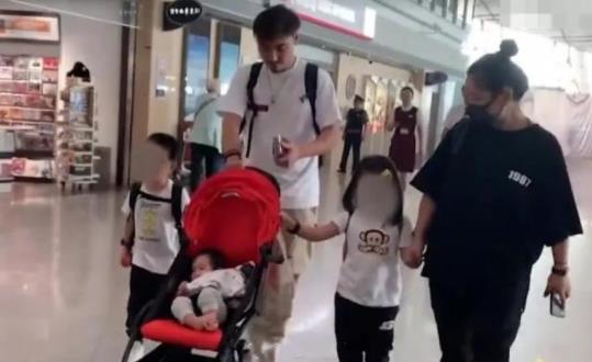 何洁刁磊一家五口机场合体 一个细节看破家庭关系 何洁刁磊一家五口机场合体 一个细节看破家庭关系