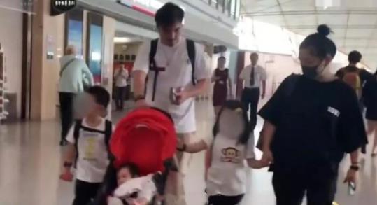 何洁刁磊一家五口机场合体 一个细节看破家庭关系 何洁刁磊一家五口机场合体 一个细节看破家庭关系