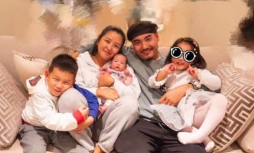 何洁刁磊一家五口机场合体 一个细节看破家庭关系 何洁刁磊一家五口机场合体 一个细节看破家庭关系