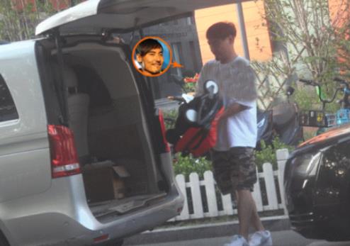 何洁刁磊一家五口机场合体 一个细节看破家庭关系 何洁刁磊一家五口机场合体 一个细节看破家庭关系