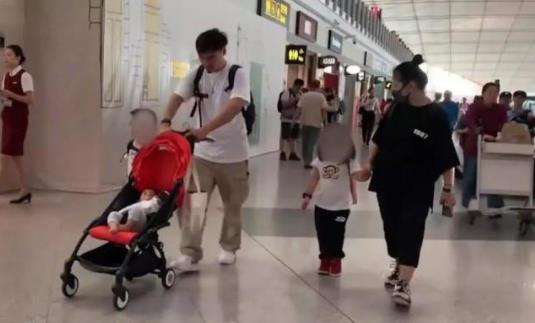 何洁刁磊一家五口机场合体 一个细节看破家庭关系 何洁刁磊一家五口机场合体 一个细节看破家庭关系