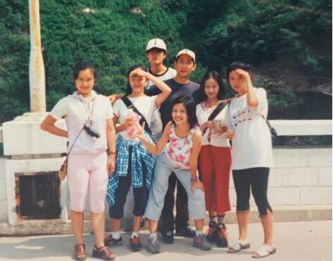 姚晨晒20年前合照怎么回事 合照中果然没有他 姚晨晒20年前合照怎么回事 合照中果然没有他