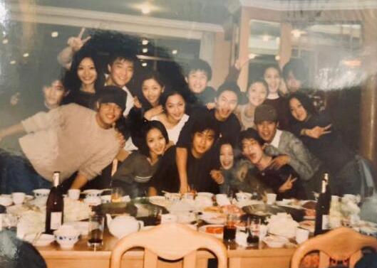 姚晨晒20年前合照怎么回事 合照中果然没有他 姚晨晒20年前合照怎么回事 合照中果然没有他