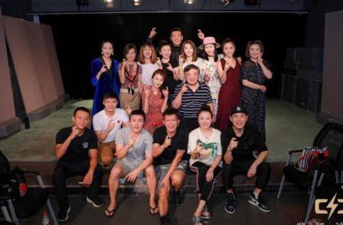 姚晨晒20年前合照怎么回事 合照中果然没有他 姚晨晒20年前合照怎么回事 合照中果然没有他