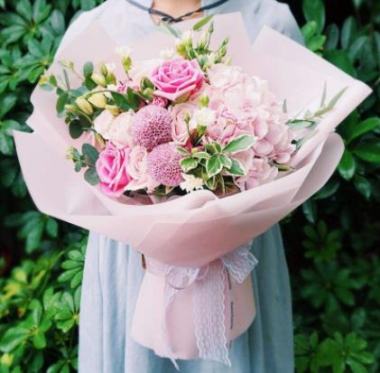 花店不开了花继续开下一句是什么 这句话的出处及意思 花店不开了花继续开下一句是什么 这句话的出处及意思