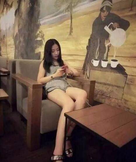 搞笑GIF趣图：妹子 这样你男朋友不危险吗？