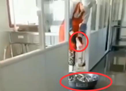 小学食堂用脚刷餐具什么情况 事件始末详情曝光令人愤怒 小学食堂用脚刷餐具什么情况 事件始末详情曝光令人愤怒