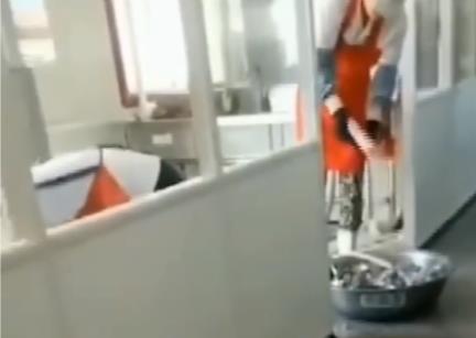 小学食堂用脚刷餐具什么情况 事件始末详情曝光令人愤怒 小学食堂用脚刷餐具什么情况 事件始末详情曝光令人愤怒