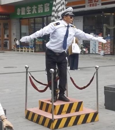 保安大叔创“妖娆”指挥动作 魔性哨音征服网友 保安大叔创“妖娆”指挥动作 魔性哨音征服网友