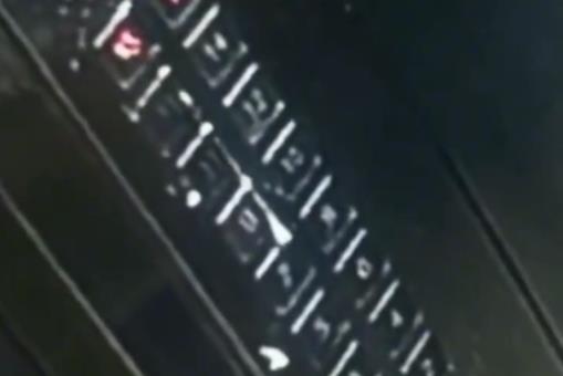 配送员电梯内4次狂吐口水 事件全过程画面曝光令人愤怒 配送员电梯内4次狂吐口水 事件全过程画面曝光令人愤怒