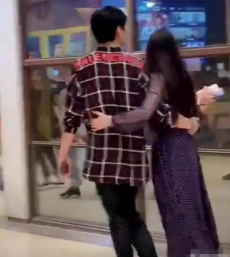 向佐郭碧婷婚后首现身 疑在录制婚恋节目现场照曝光