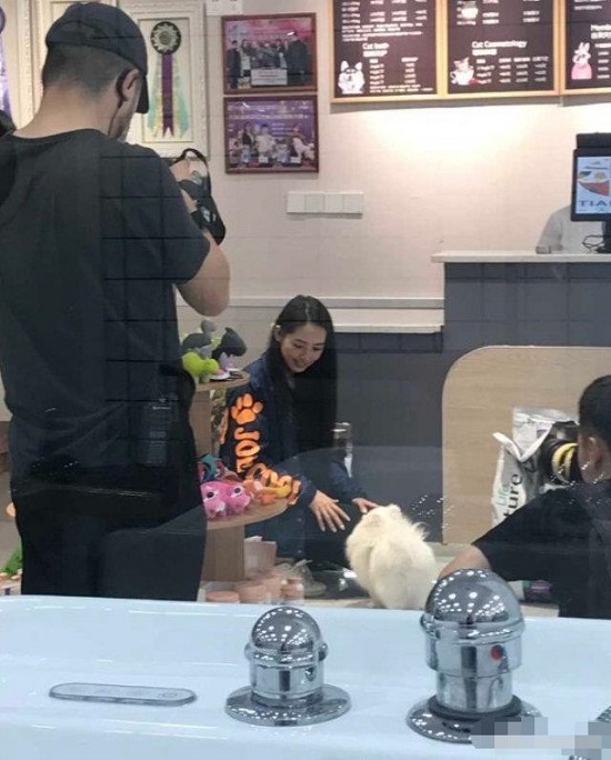 向佐郭碧婷婚后首现身 疑在录制婚恋节目现场照曝光