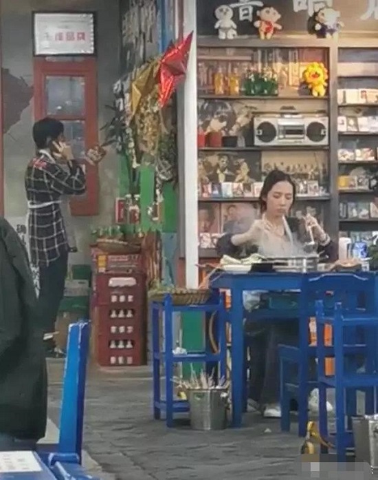 向佐郭碧婷婚后首现身 疑在录制婚恋节目现场照曝光