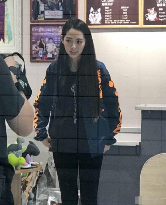 向佐郭碧婷婚后首现身 疑在录制婚恋节目现场照曝光