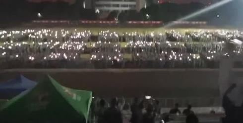 千名学生夜晚蹦迪 网友惊呼别人家的军训 千名学生夜晚蹦迪 网友惊呼别人家的军训