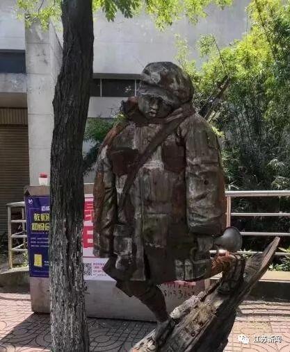 玩手机撞掉雕塑头是怎么回事 事情详细经过笑坏众人 玩手机撞掉雕塑头是怎么回事 事情详细经过笑坏众人