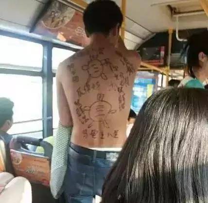 搞笑GIF：装逼有风险！