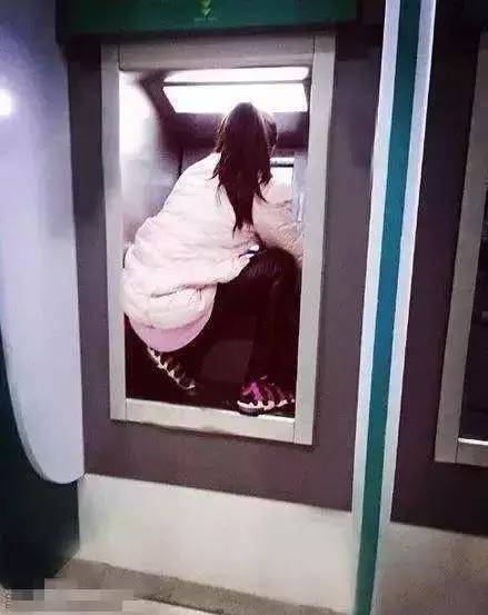 搞笑GIF：装逼有风险！