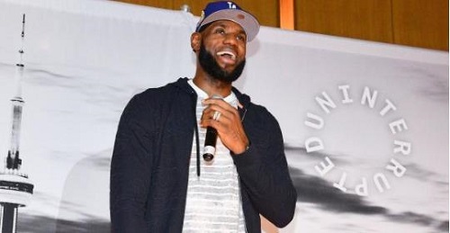 詹姆斯戴假发什么情况 画面辣眼睛惨遭妻子嫌弃