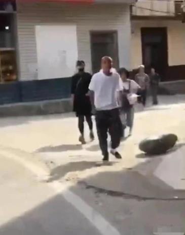 文章因偷拍砸手机什么情况 文章砸手机现场照片曝光