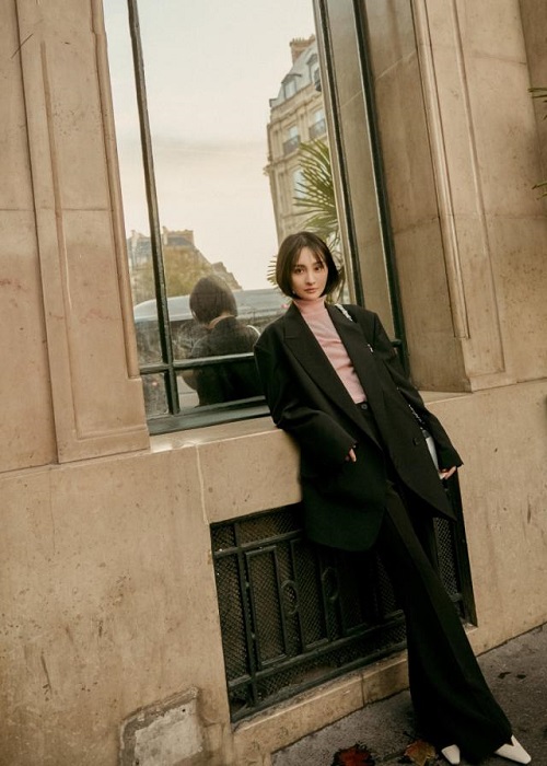 郑爽黑色西装什么样子呢 粉色针织衫配西装简直A到爆