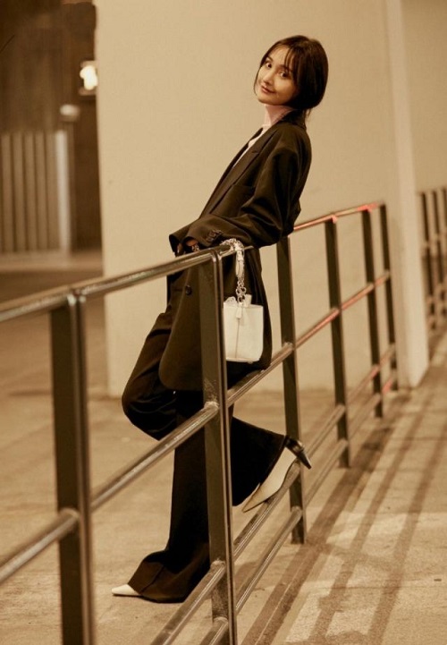 郑爽黑色西装什么样子呢 粉色针织衫配西装简直A到爆