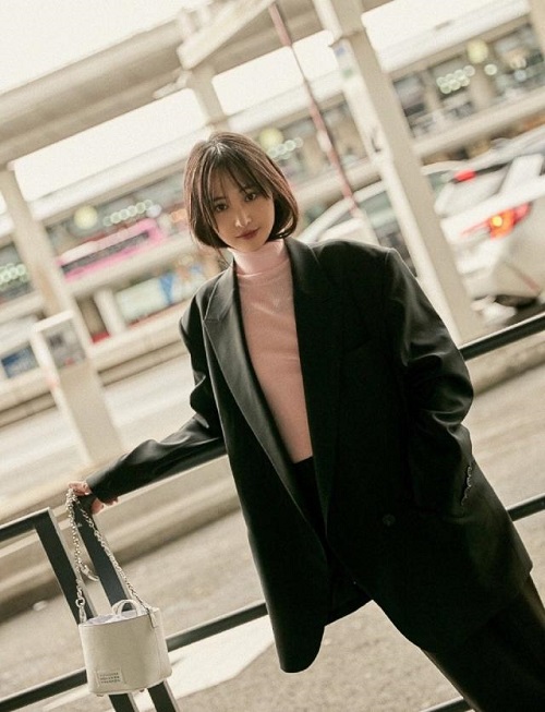 郑爽黑色西装什么样子呢 粉色针织衫配西装简直A到爆