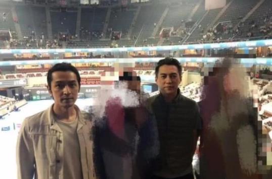 胡歌靳东看球姿势怎么回事 用双下巴看球解锁看网球新姿势