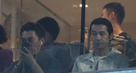 胡歌靳东看球姿势怎么回事 用双下巴看球解锁看网球新姿势