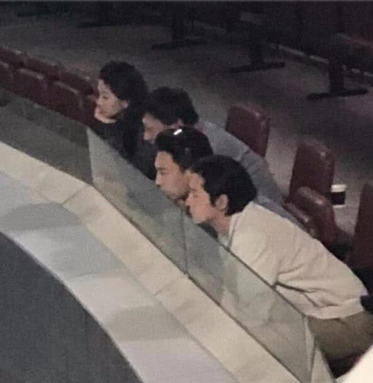 胡歌靳东看球姿势怎么回事 用双下巴看球解锁看网球新姿势