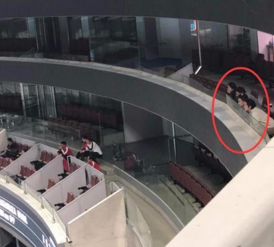 胡歌靳东看球姿势怎么回事 用双下巴看球解锁看网球新姿势