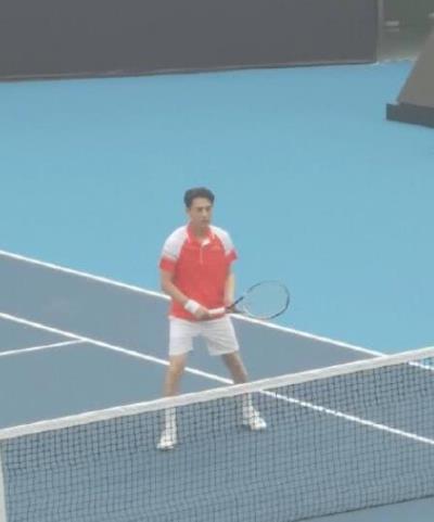 胡歌靳东看球姿势怎么回事 用双下巴看球解锁看网球新姿势