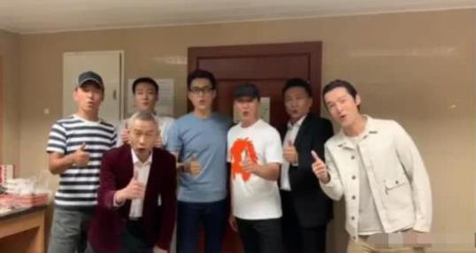 胡歌靳东看球姿势怎么回事 用双下巴看球解锁看网球新姿势