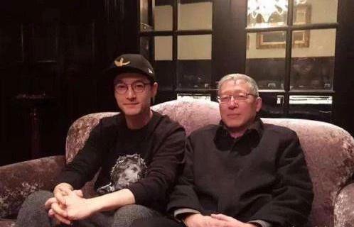 胡歌靳东看球姿势怎么回事 用双下巴看球解锁看网球新姿势