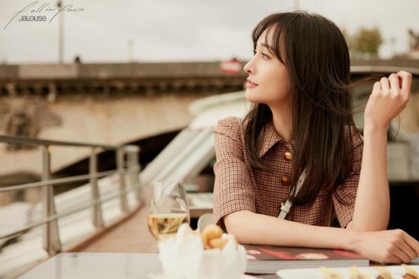 郑爽巴黎街拍美照曝光 长风衣配格子裙尽显不一样的美