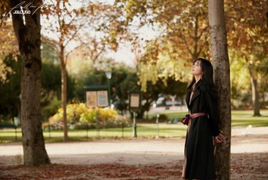 郑爽巴黎街拍美照曝光 长风衣配格子裙尽显不一样的美