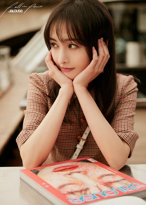 郑爽巴黎街拍美照曝光 长风衣配格子裙尽显不一样的美