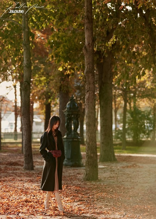 郑爽巴黎街拍美照曝光 长风衣配格子裙尽显不一样的美